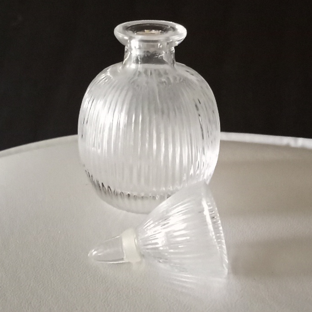 Oneida Lead Crystal Perfume Bottle 3.5 inches tall - Picture 3 of 5